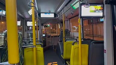 城市夜晚公交车行驶视频的预览图